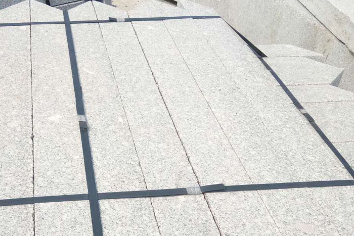 1-210324094FYb 若何目测芝麻灰花岗岩的曲直?