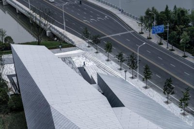 What is the distance between the stone curtain wall and the main keel?